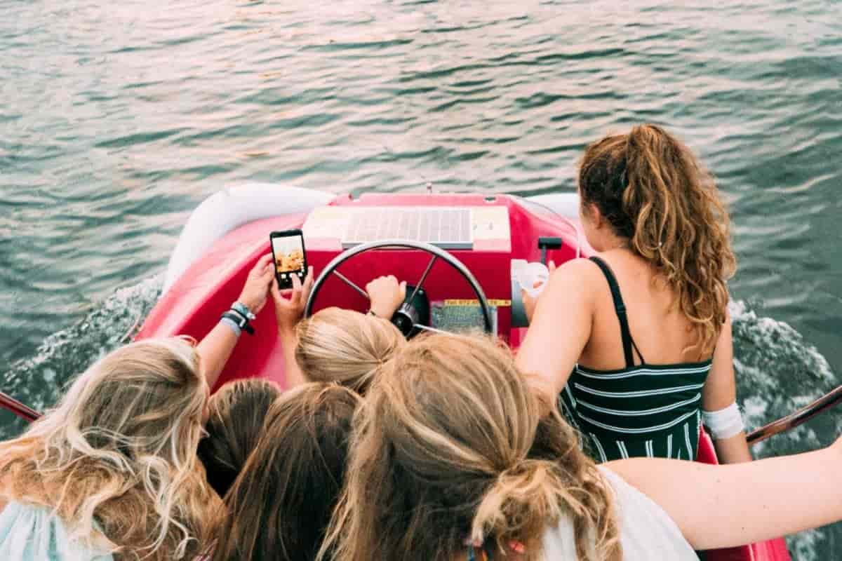 How to save money while traveling in a group?
